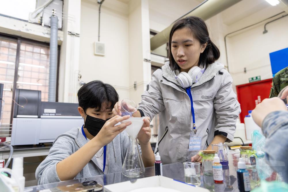 學子們體驗實作課程。(軍聞社記者蔡枋澐攝)