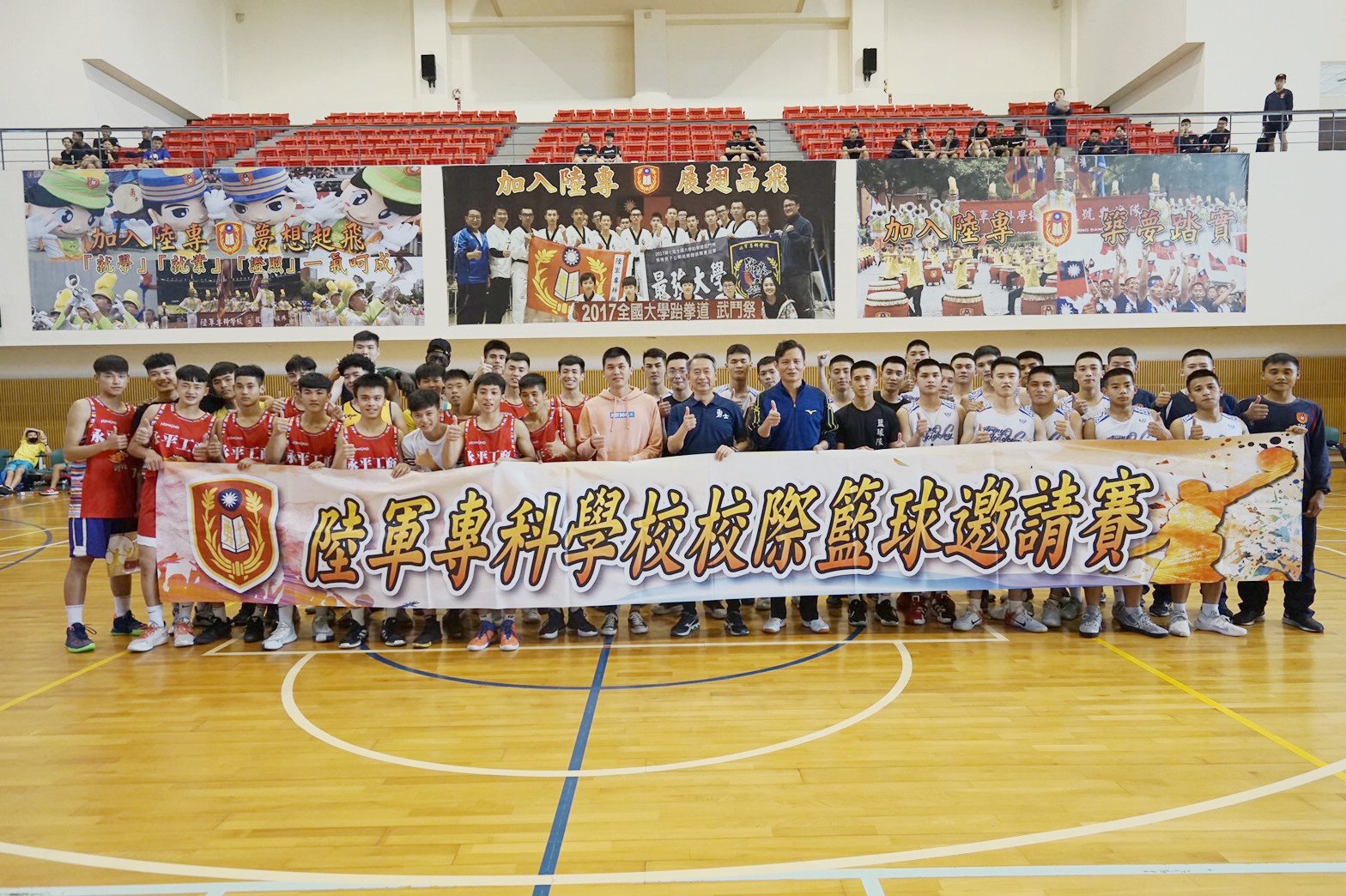 本校男子籃球隊學生合影