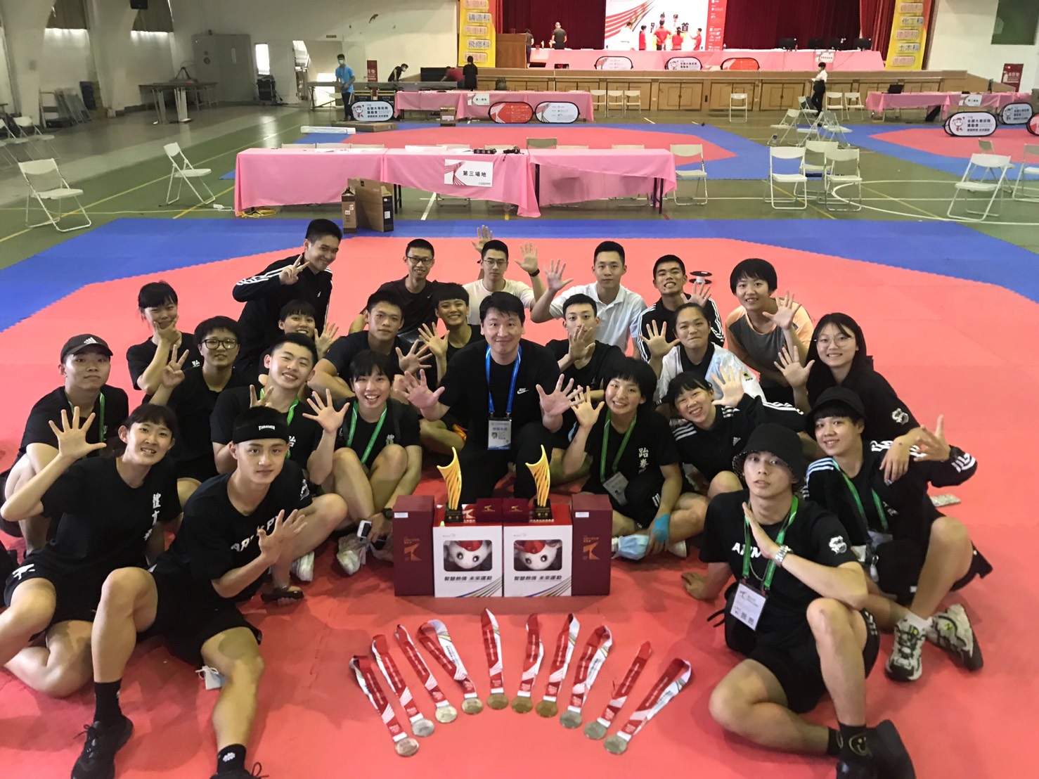 本校跆拳隊學生合影