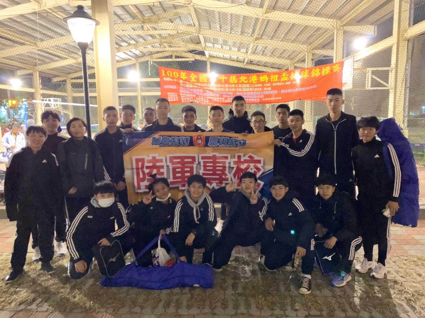 本校排球隊學生合影