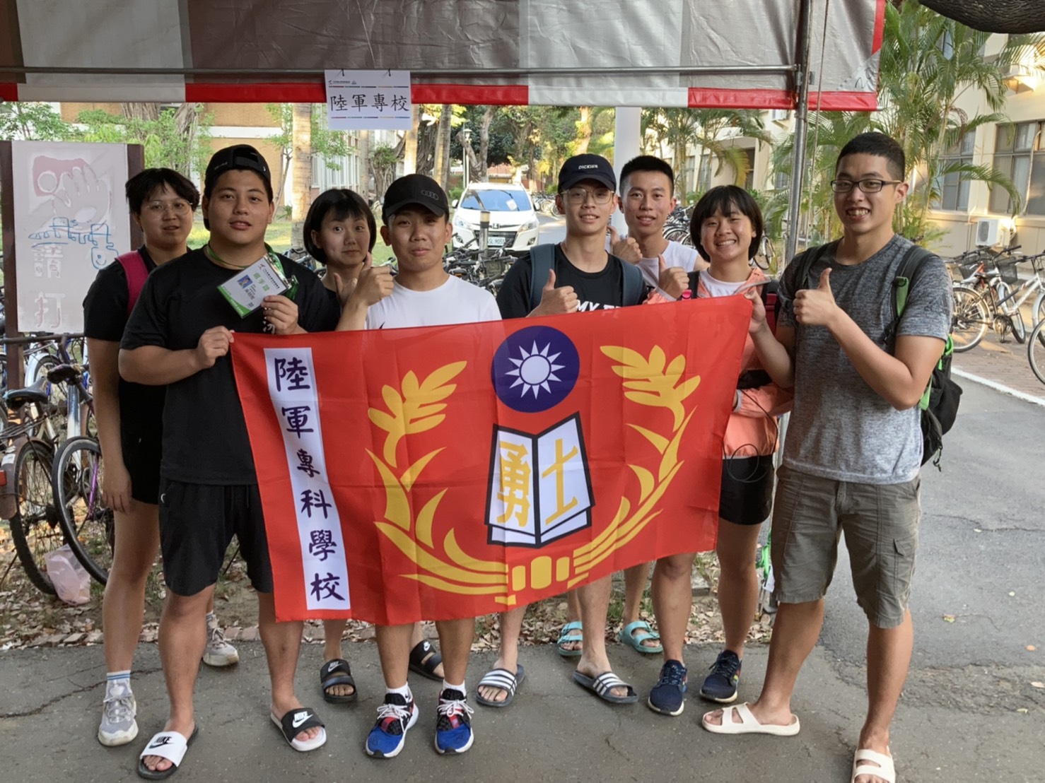 本校游泳隊學生合影