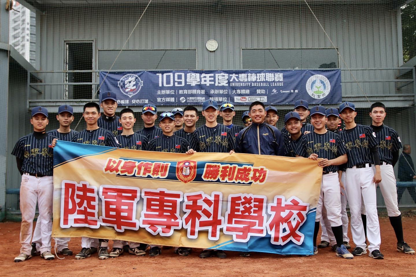 本校棒球隊學生合影