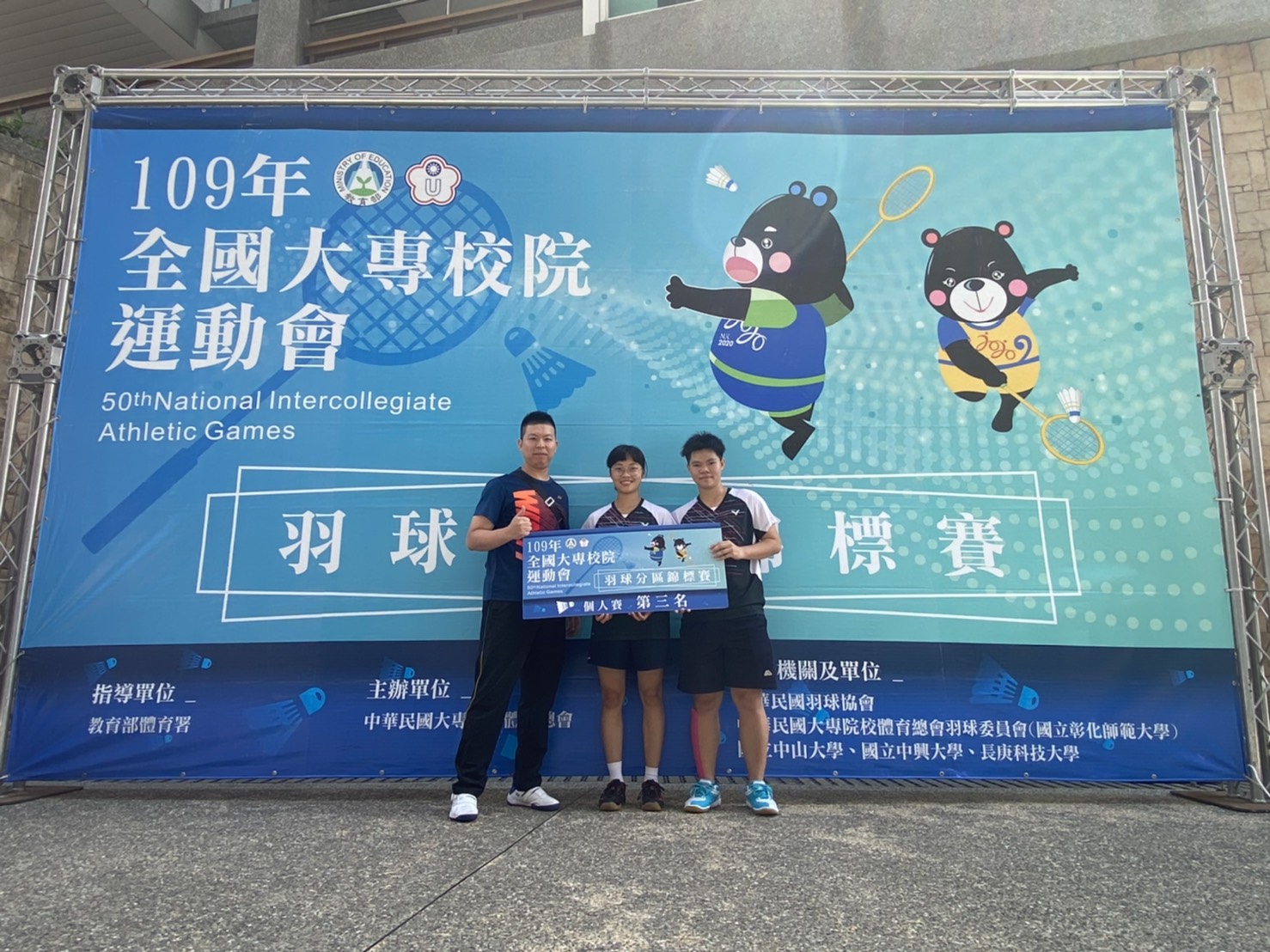 本校羽球隊學生合影