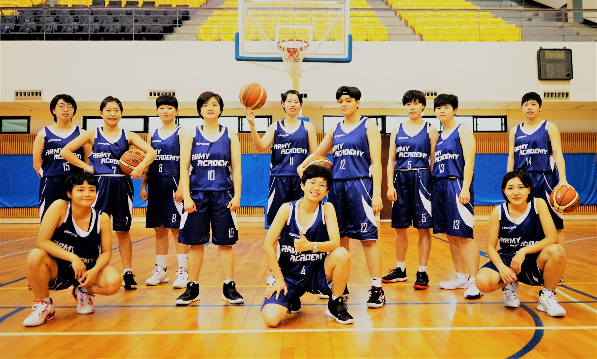 本校女子籃球隊學生合影