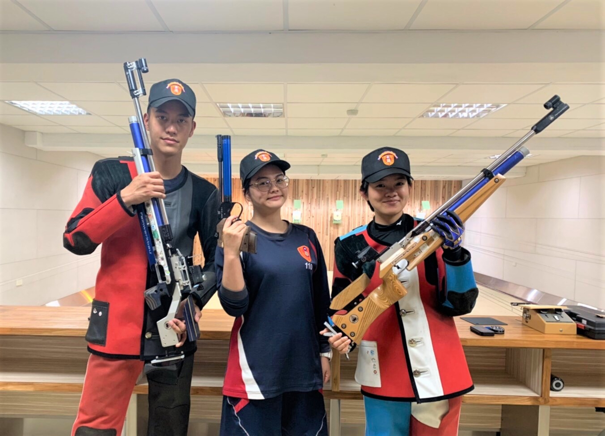 本校空氣槍射擊隊學生合影
