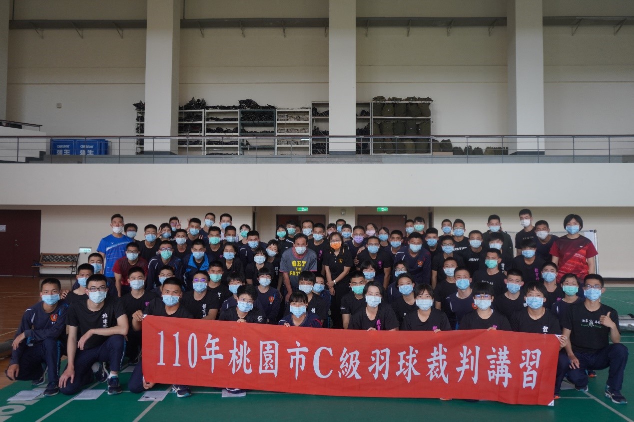運動科學科參加講習同學與講師於羽球場合影留念