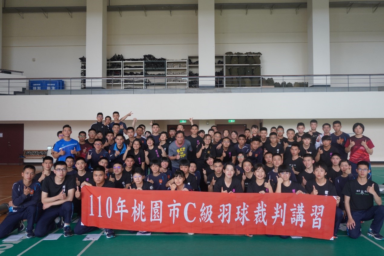 運動科學科參加講習同學與講師於羽球場合影留念