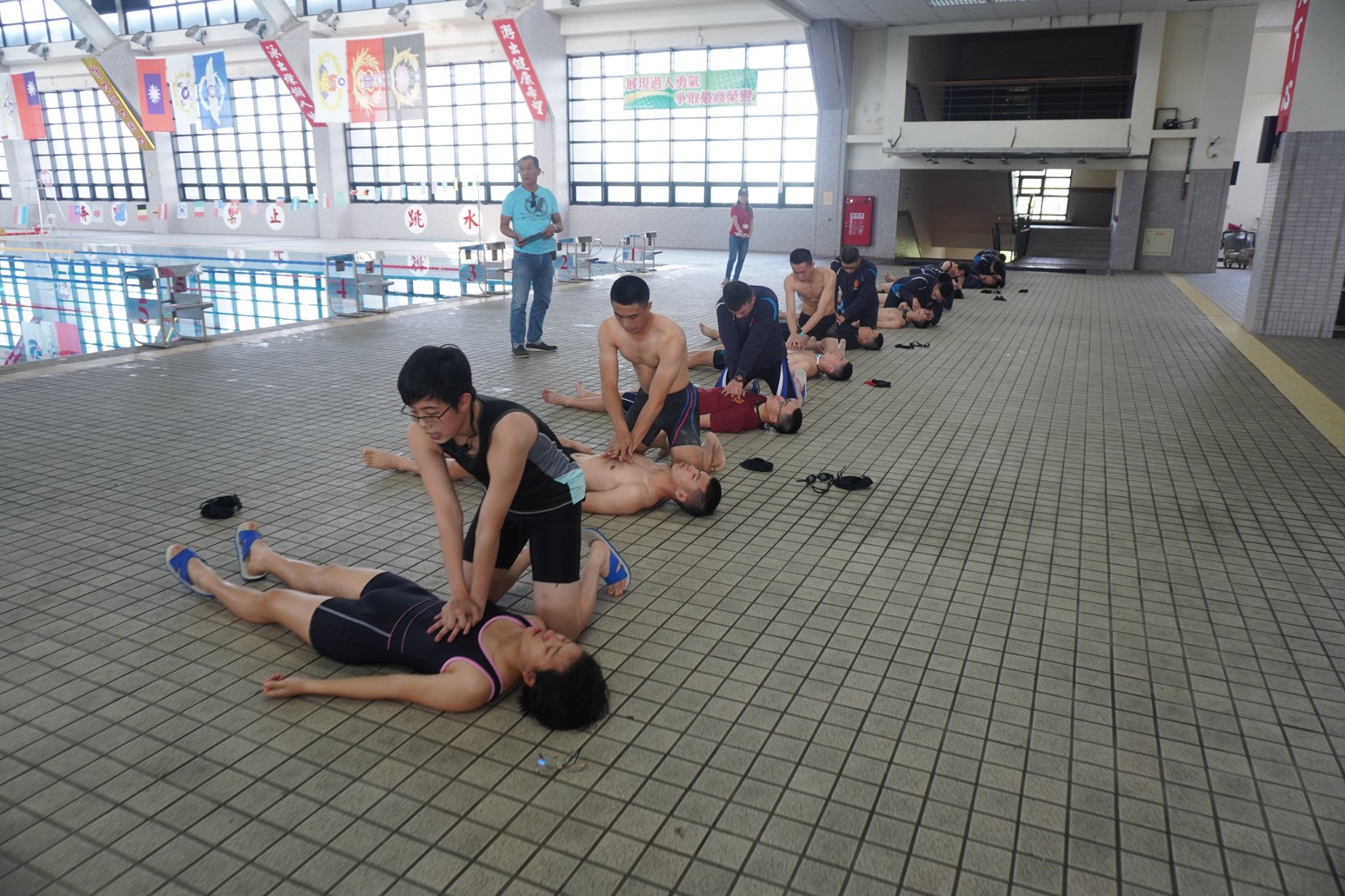 學員於救生員班課程操作岸上救生動作