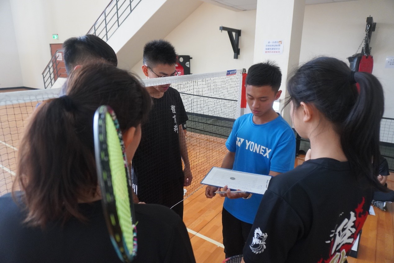 指導參加同學填寫裁判紀錄表並實施講解