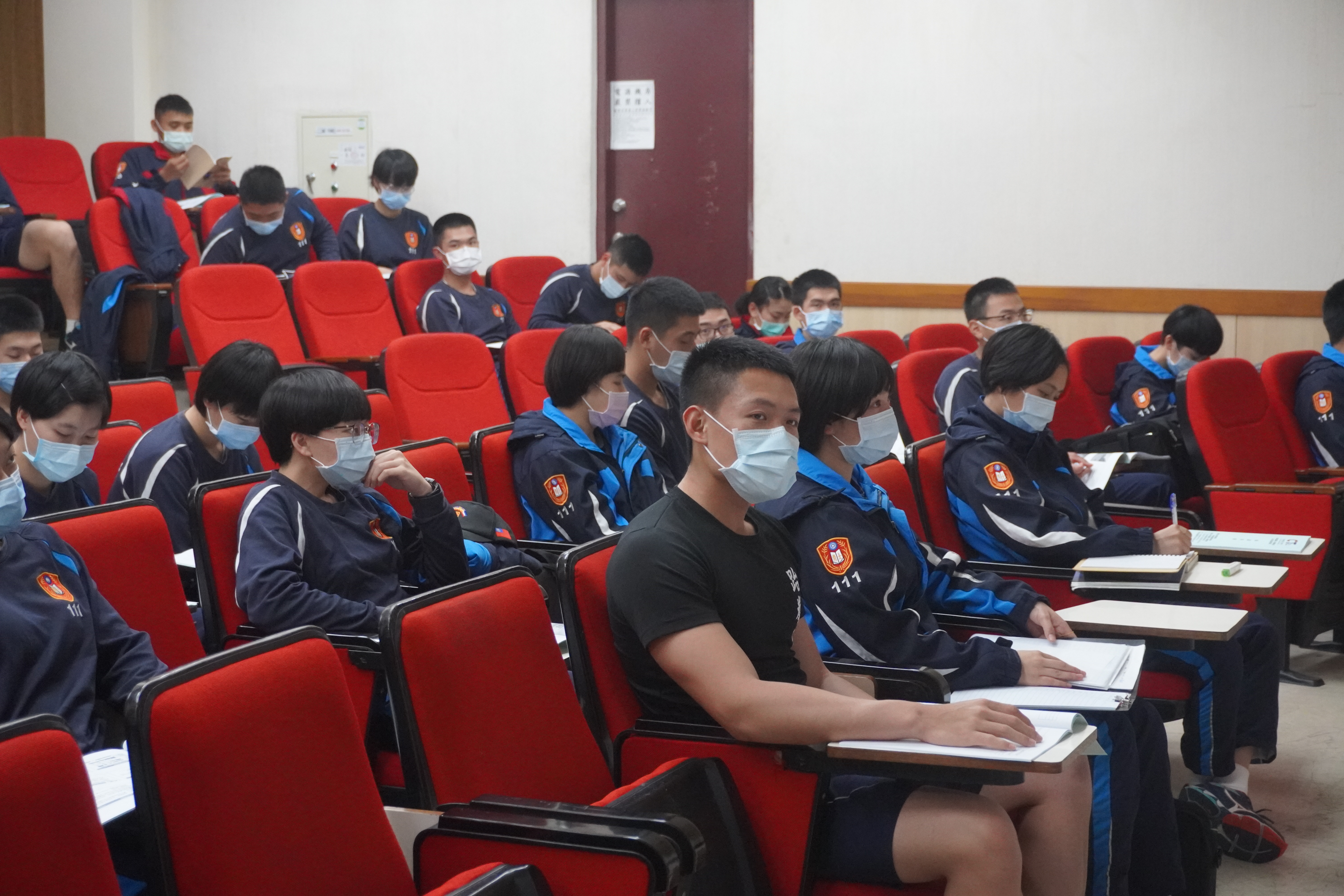 本校運動科學生認真學習鐵人三項裁判相關知識