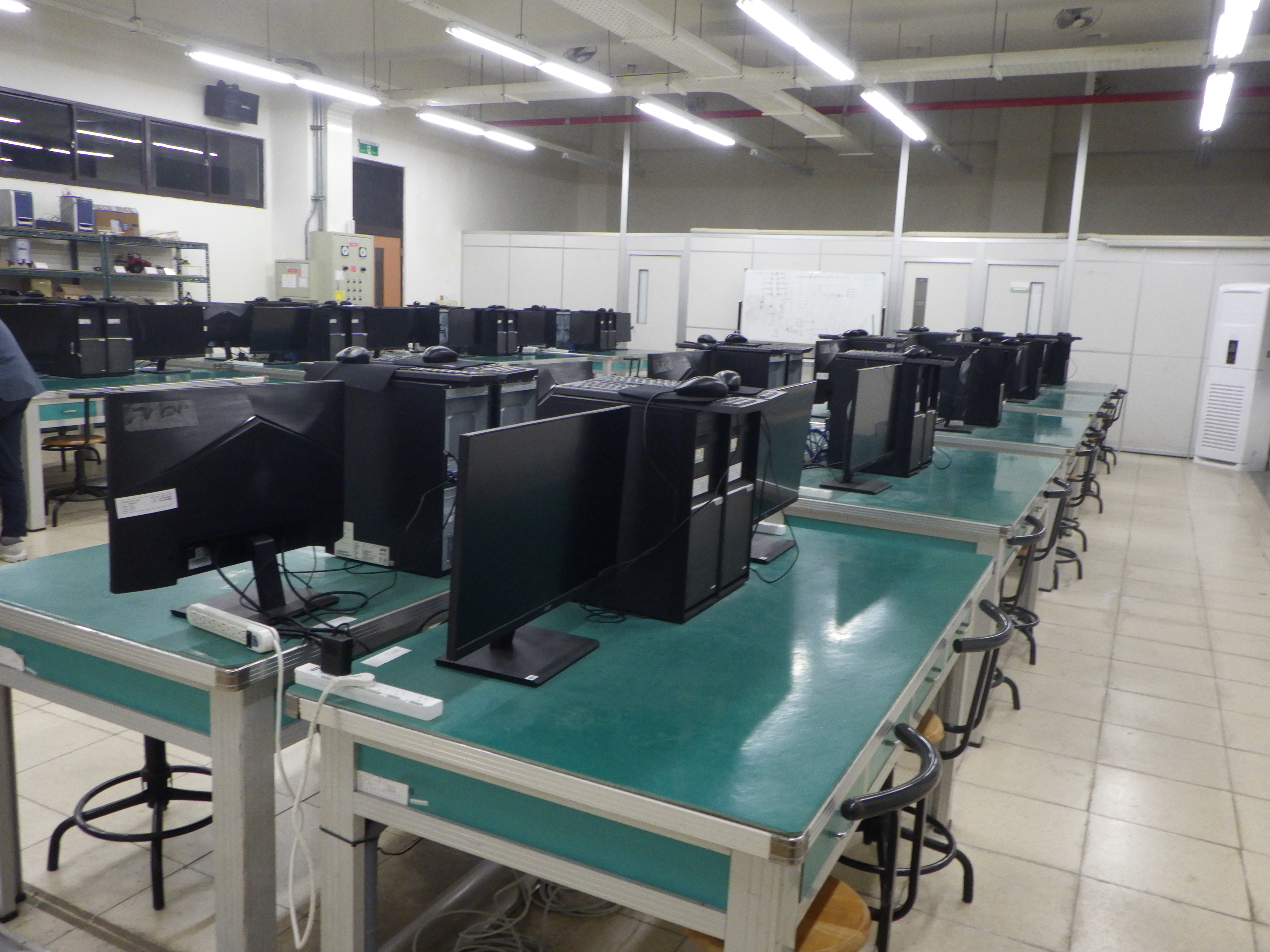 周邊教室：可學習微處理機、程式設計、人工智慧等課程並藉由此教室可學習考取電腦硬體裝修丙級、數位電子乙級、工業電子丙級等相關證照。