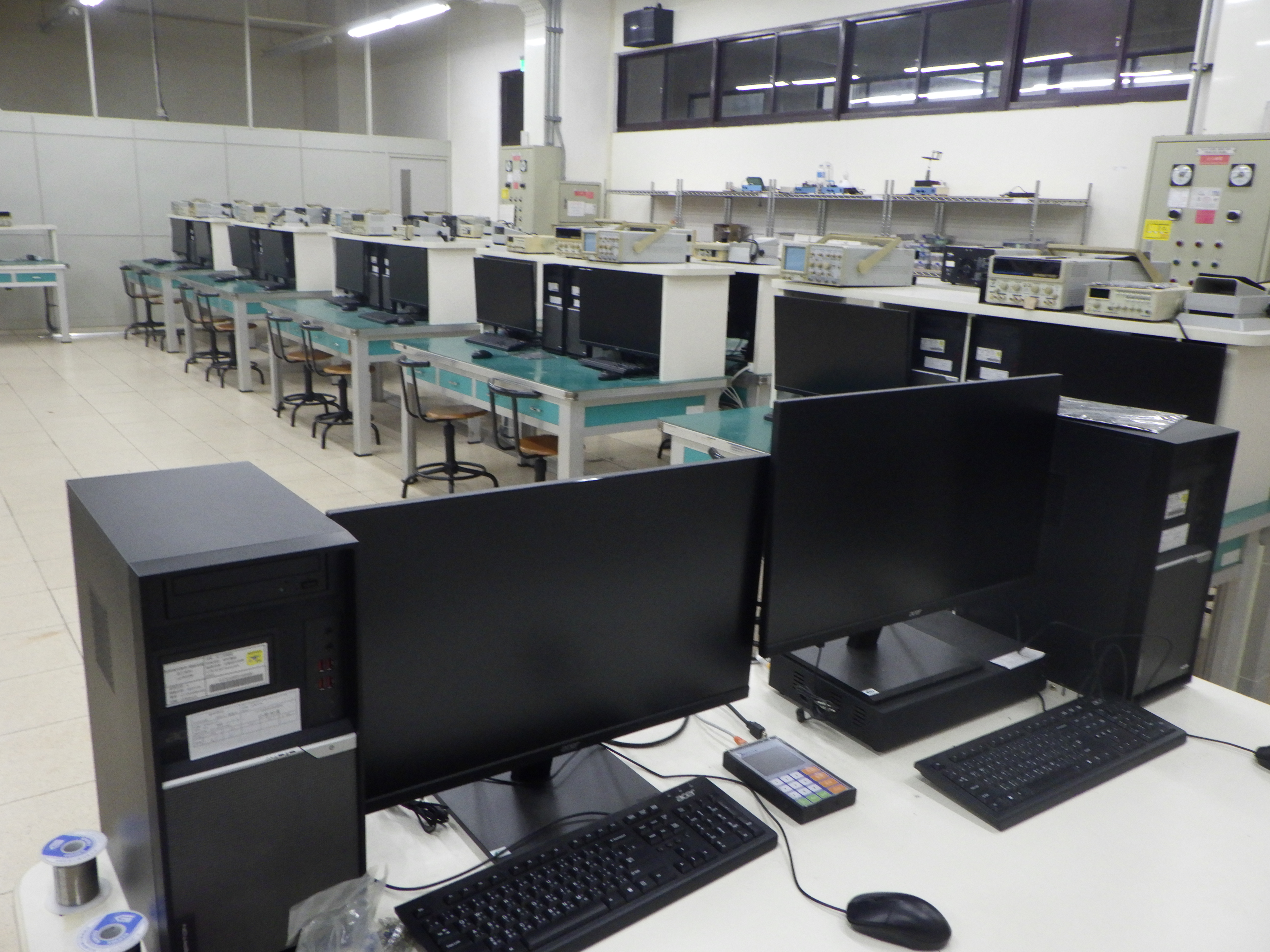 專題教室：有學習微處理機、數位信號處理、通訊系統實習等課程，並籍由此教室可學習考取電腦硬體裝修丙級、數位電子乙級、工業電子丙級等相關證照。