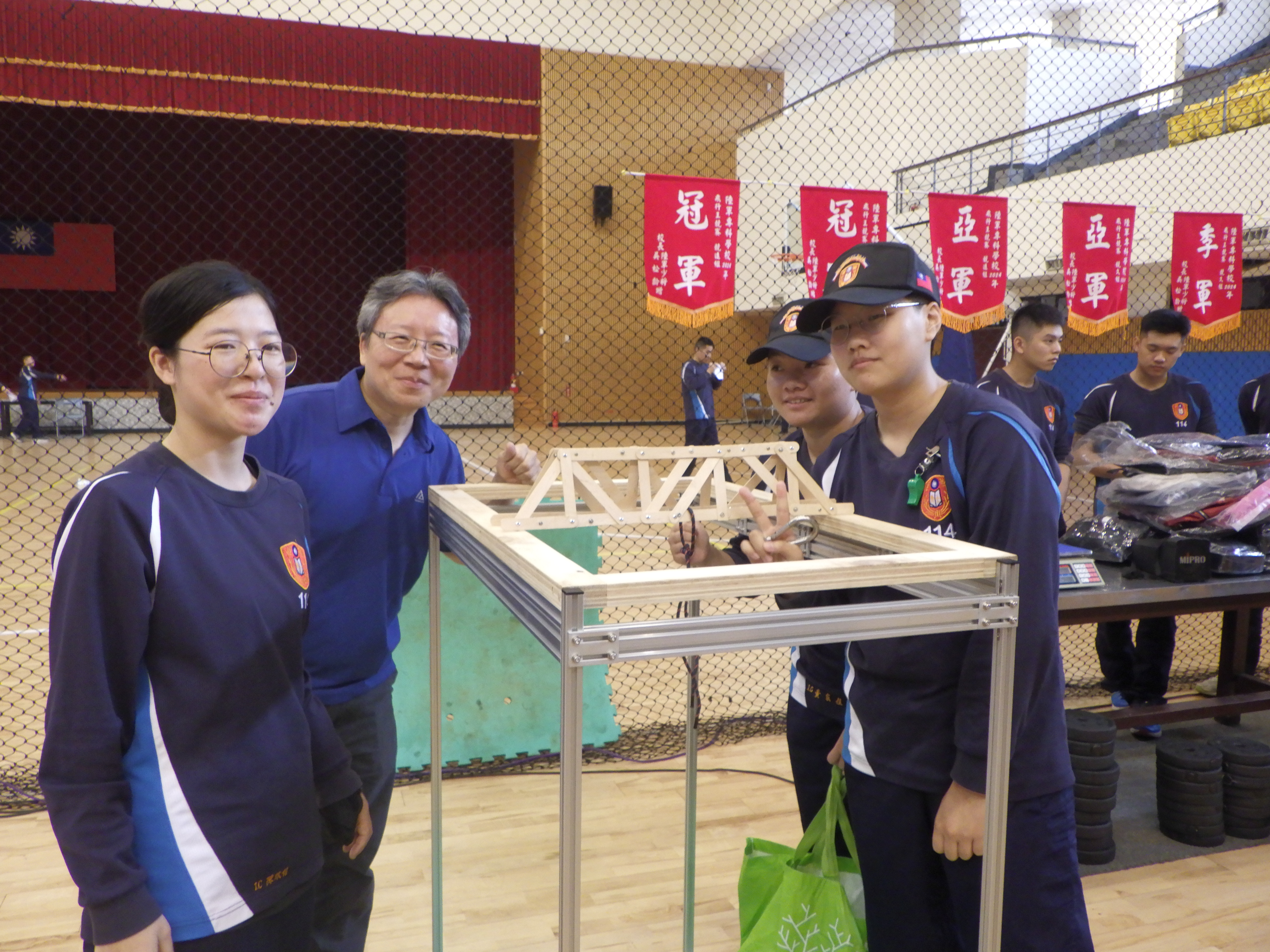本校第二屆荷重王比賽，翁義順老師與參賽學生於體育館合影