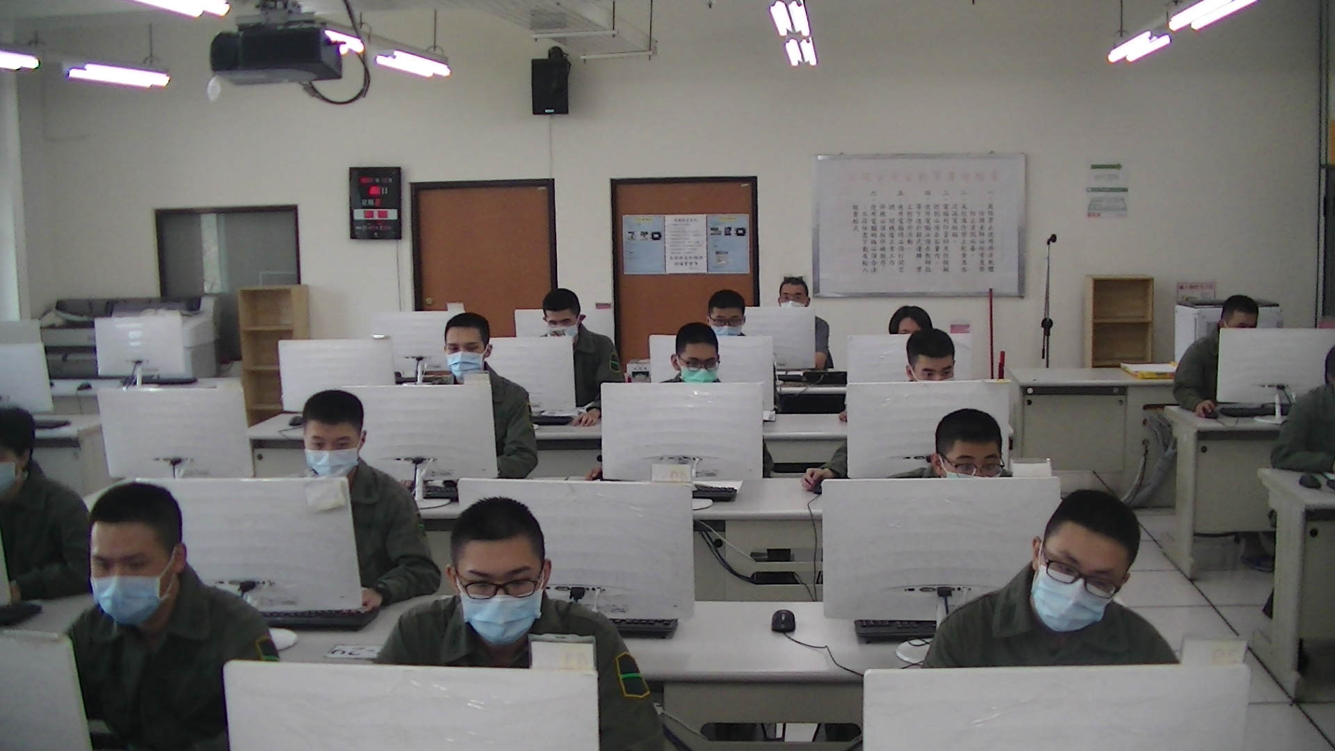 CAD/CAM電腦教室(為教師教授電腦立體製圖之上課情形，二上要電腦立體製圖丙級證照)。
