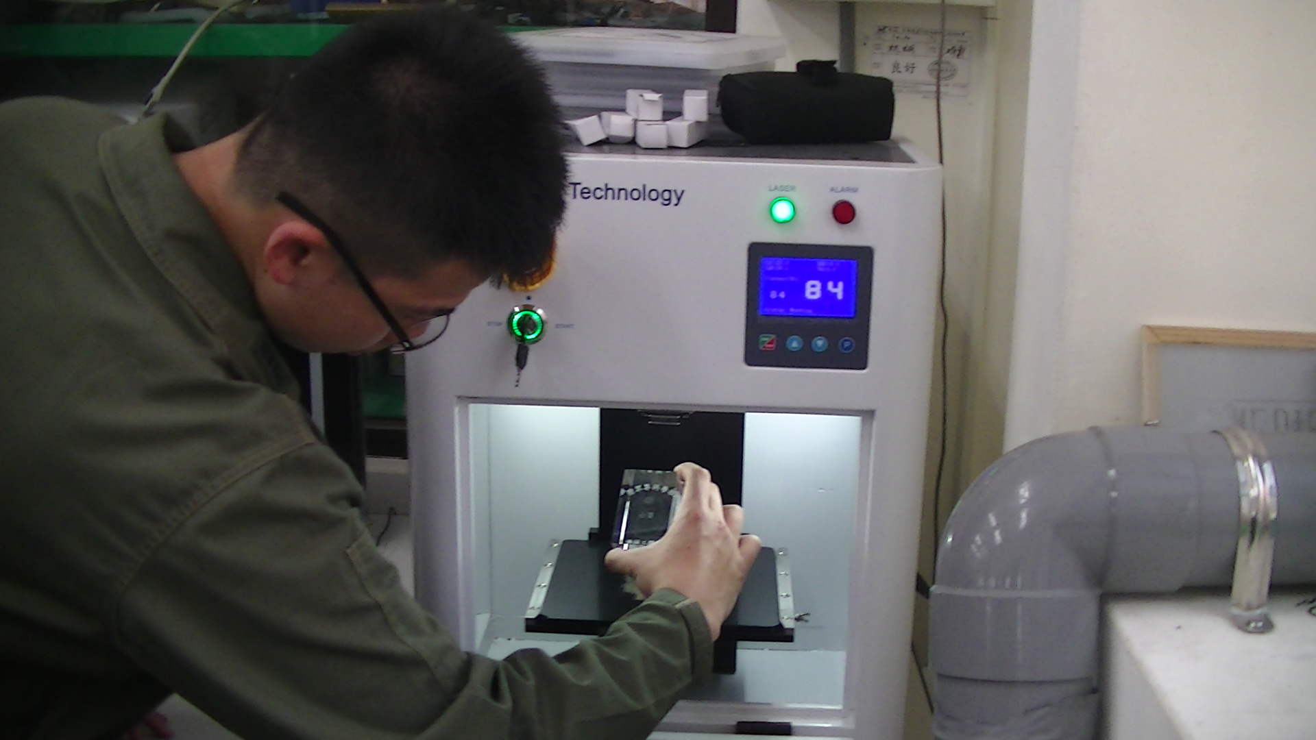 雷射內雕機(為實習雷射內雕機操作，此設備用於專題製作及非傳統加工課程中操作)。