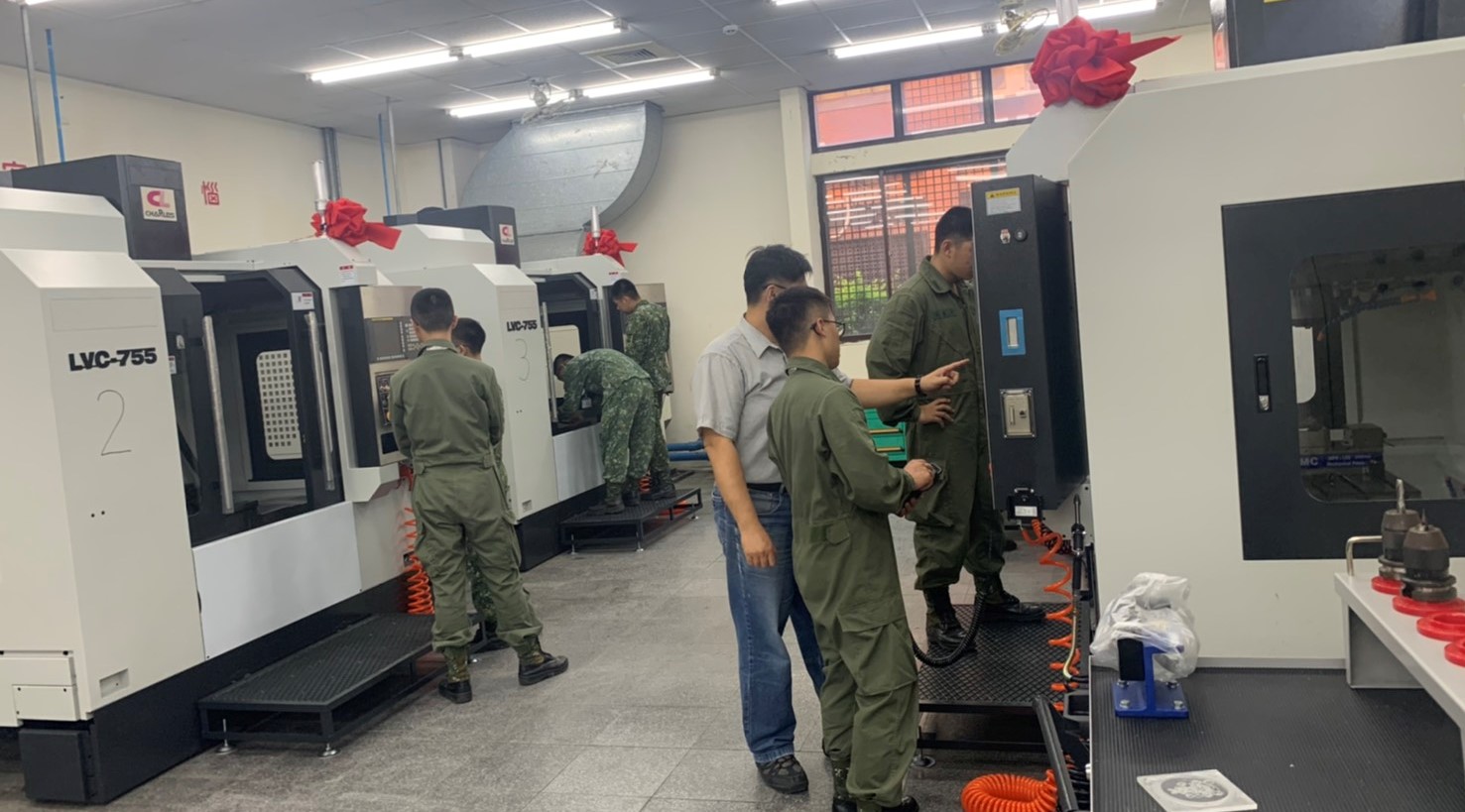 電腦數值銑床(為授課教師帶領學生實習CNC銑床操作，此機械具有高精度，常用於精密模具加工)。