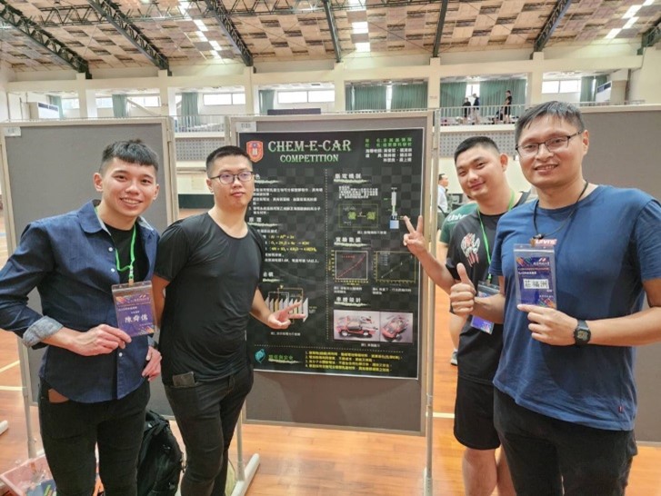 本科和保化科合作至南台科技大學參加2024全國化工e-car競賽，同組學生和士官長於得獎海報前合影留念