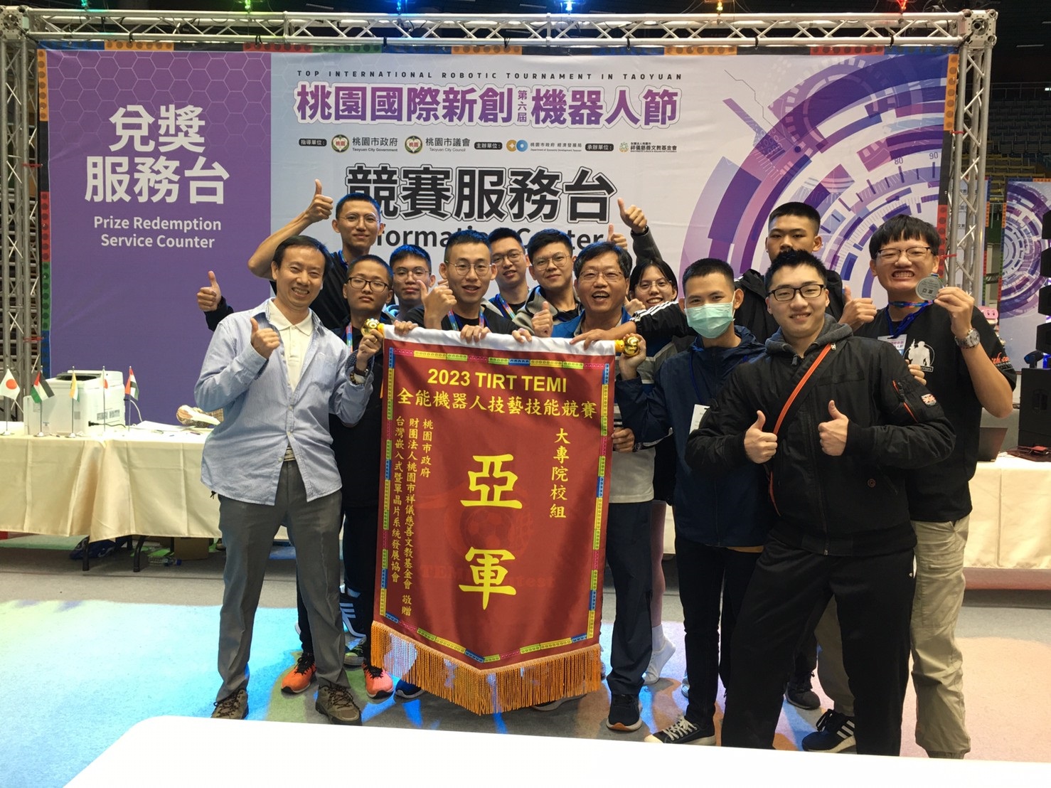 本科2023年於桃園巨蛋參加「2023-TRIT桃園國際新創機器人節足球競賽」指導老師與參賽學生合影。