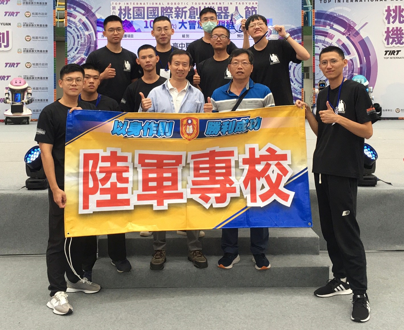 本科2023年於桃園巨蛋參加「2023-TRIT桃園國際新創機器人節足球競賽」指導老師謝明原老、梁吉雄老師與參賽學生合影。