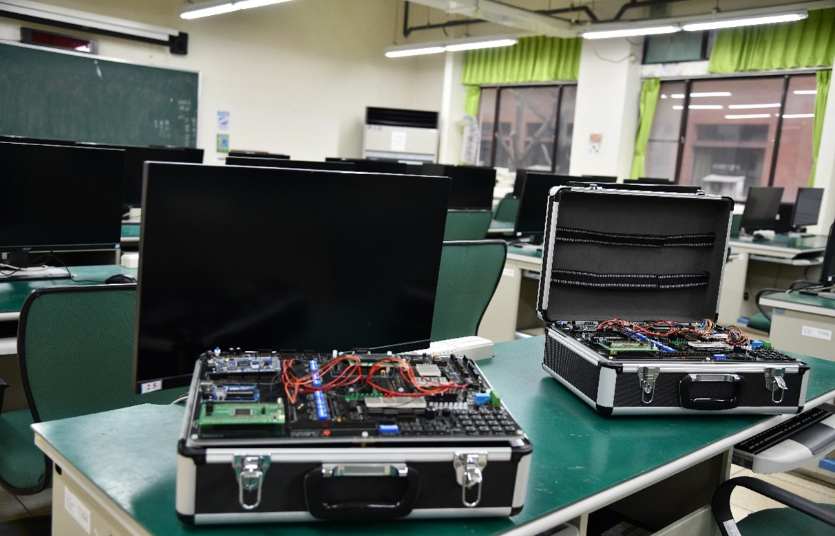 提供微處理機與實習、數位系統設計實習、電子學實習、專題製作、計算機程式、計算機結構等課程教學。