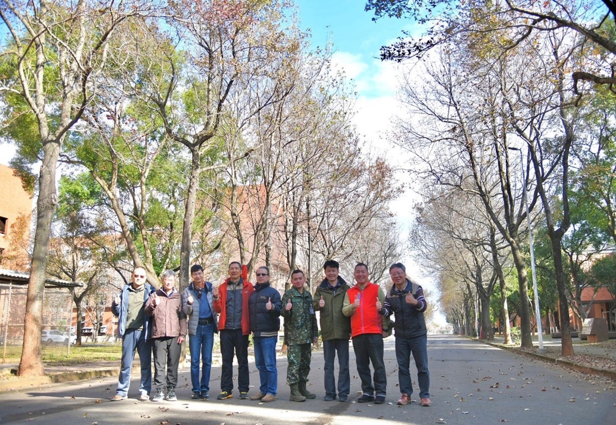 電機電子工程科所有教職員於科館前的道路中合影，觀迎年輕學子的加入。