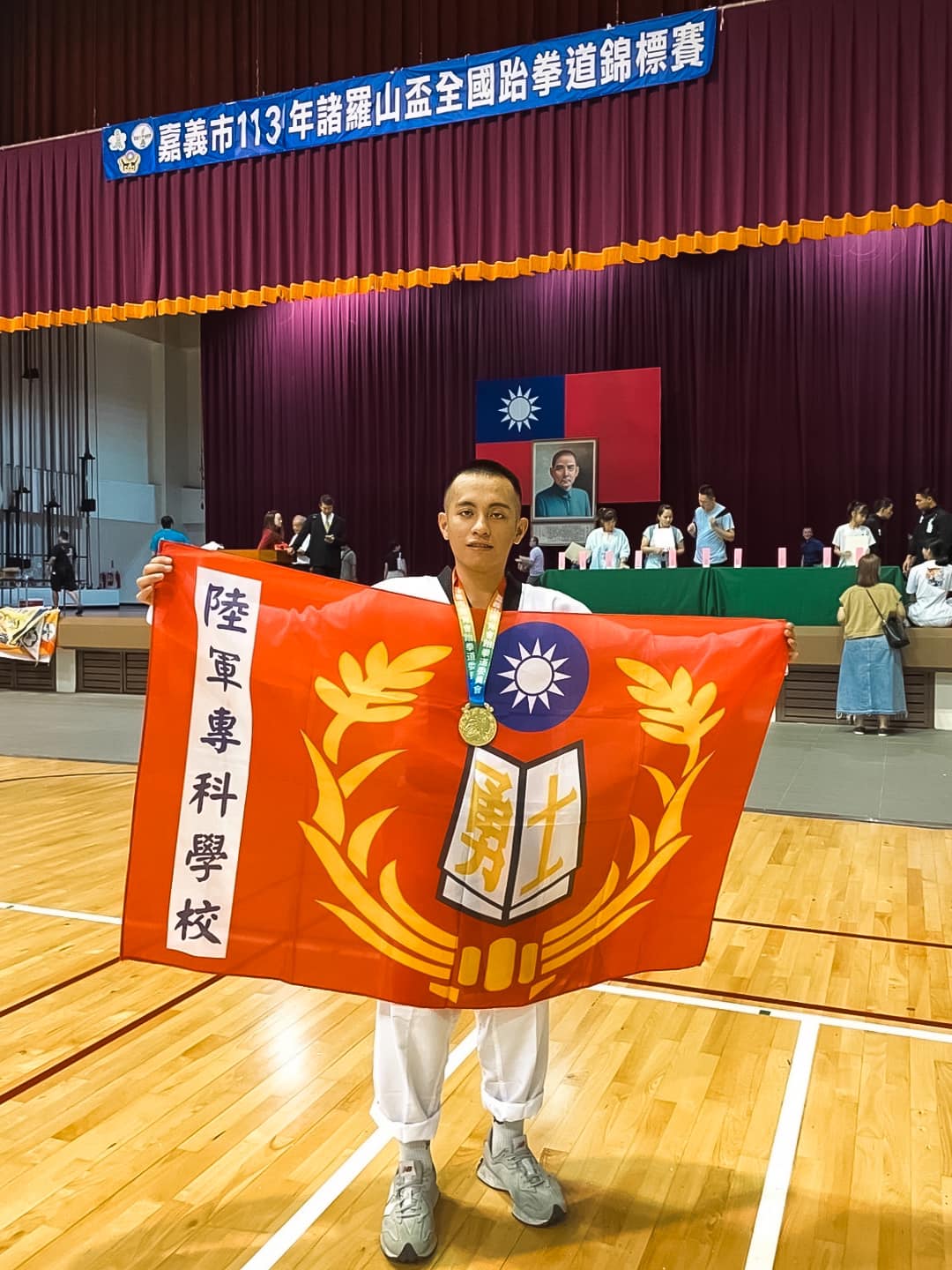 本校陳竣偉74公斤男子公開組銅牌合影留念。