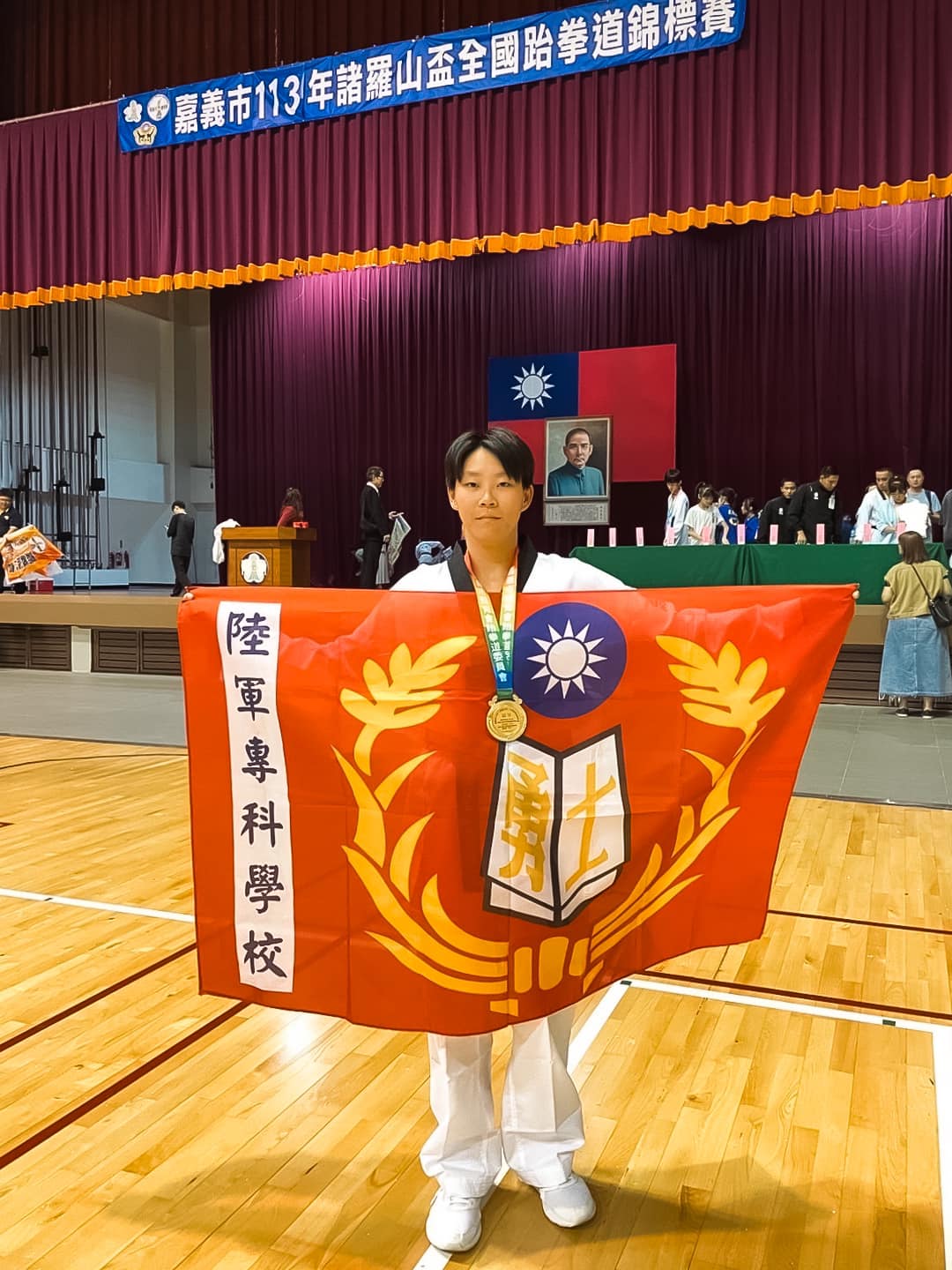本校陳沛綺73公斤女子公開組金牌合影留念。