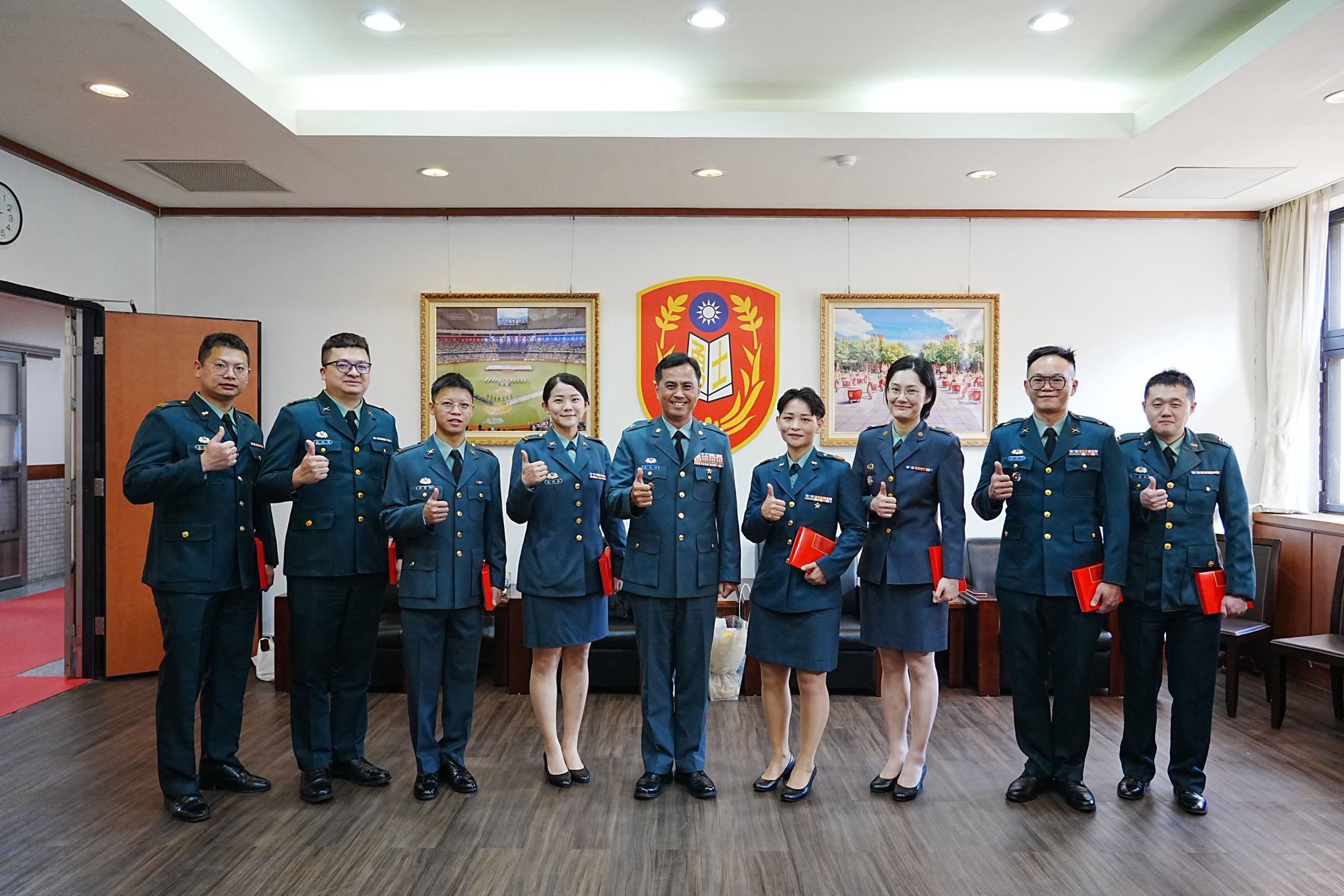 萬校長與晉任人員合影