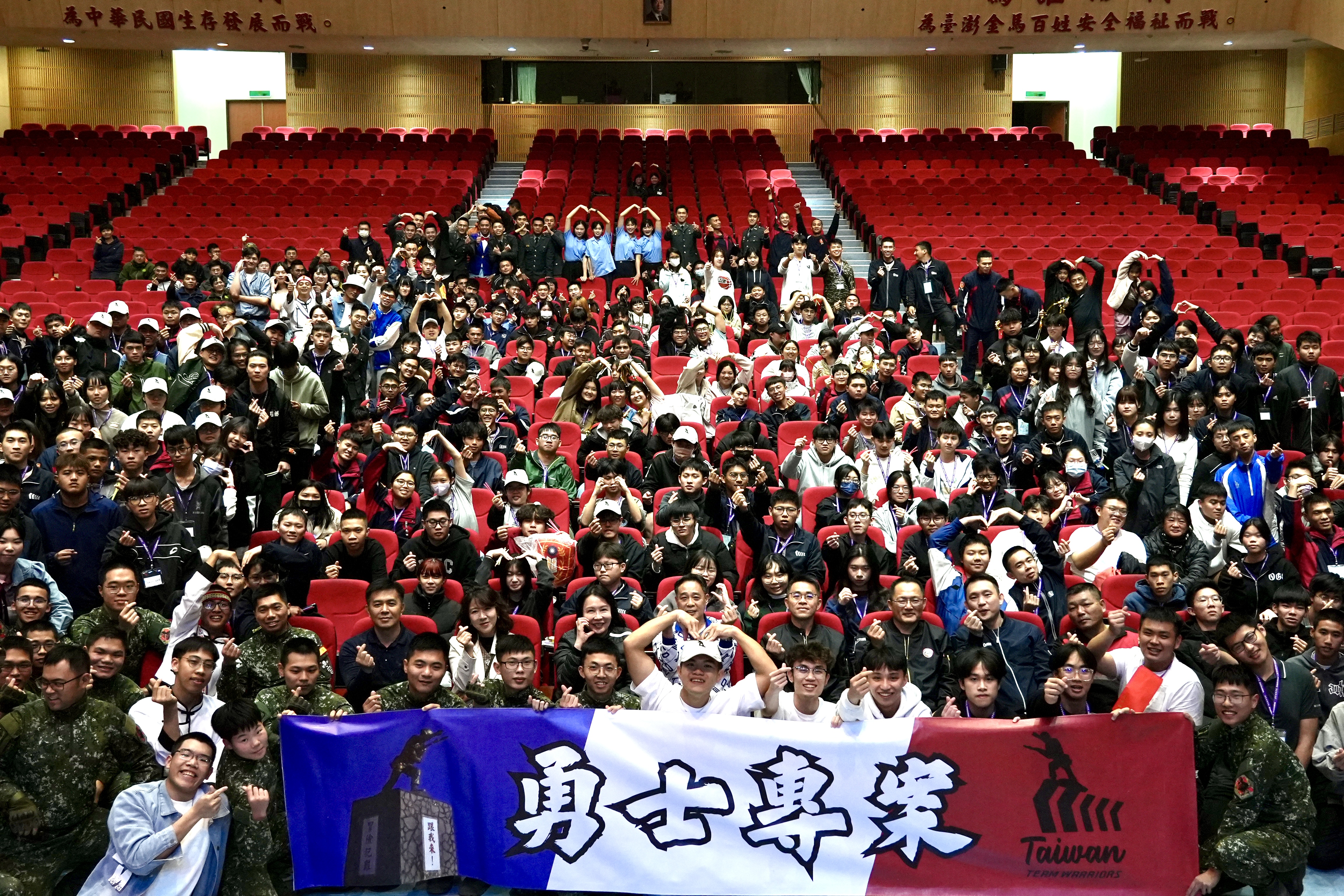 勇士之夜-全體同仁與參加勇士專案同學合影留念