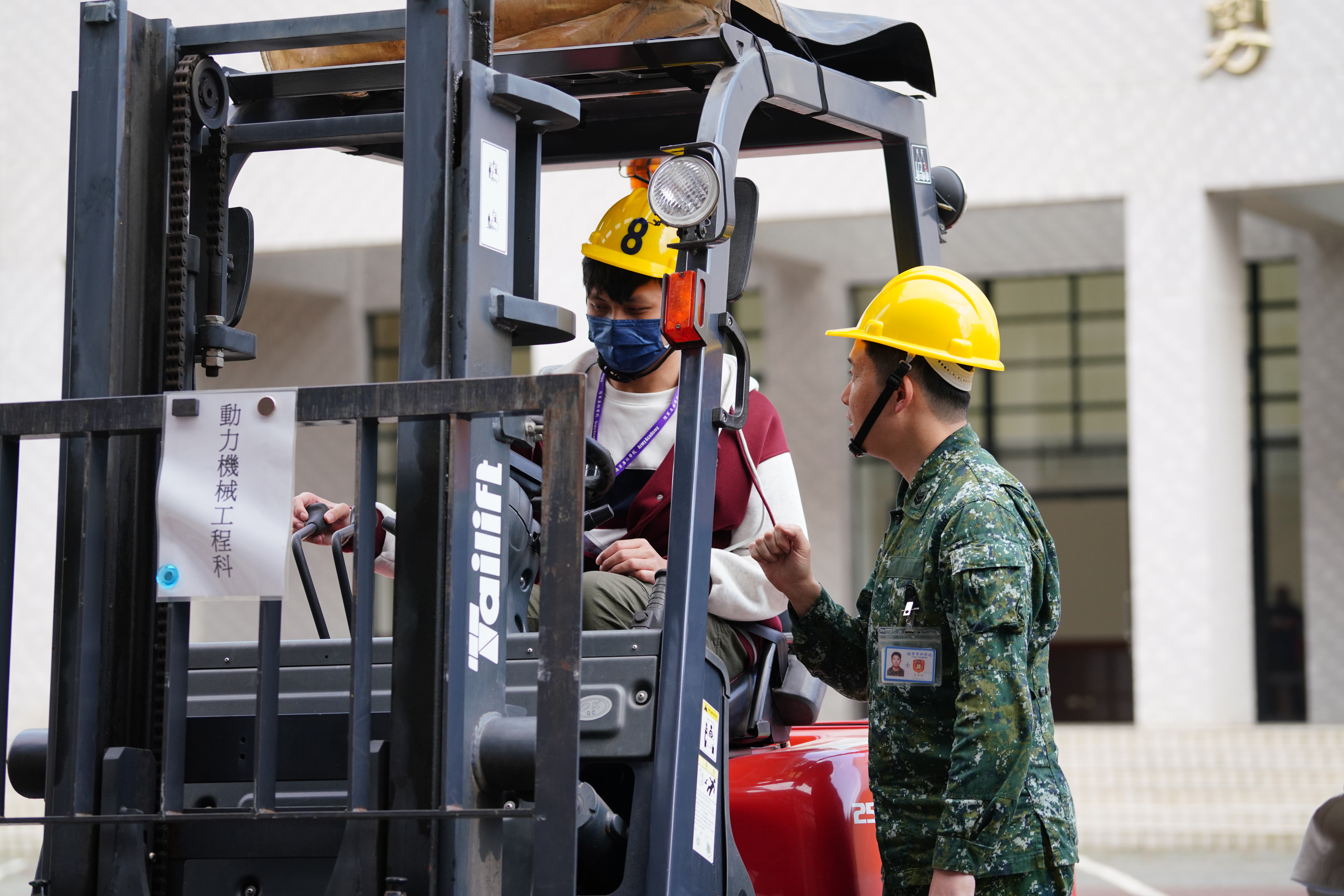 學子在本校官兵解說及指導下，體驗裝載操作