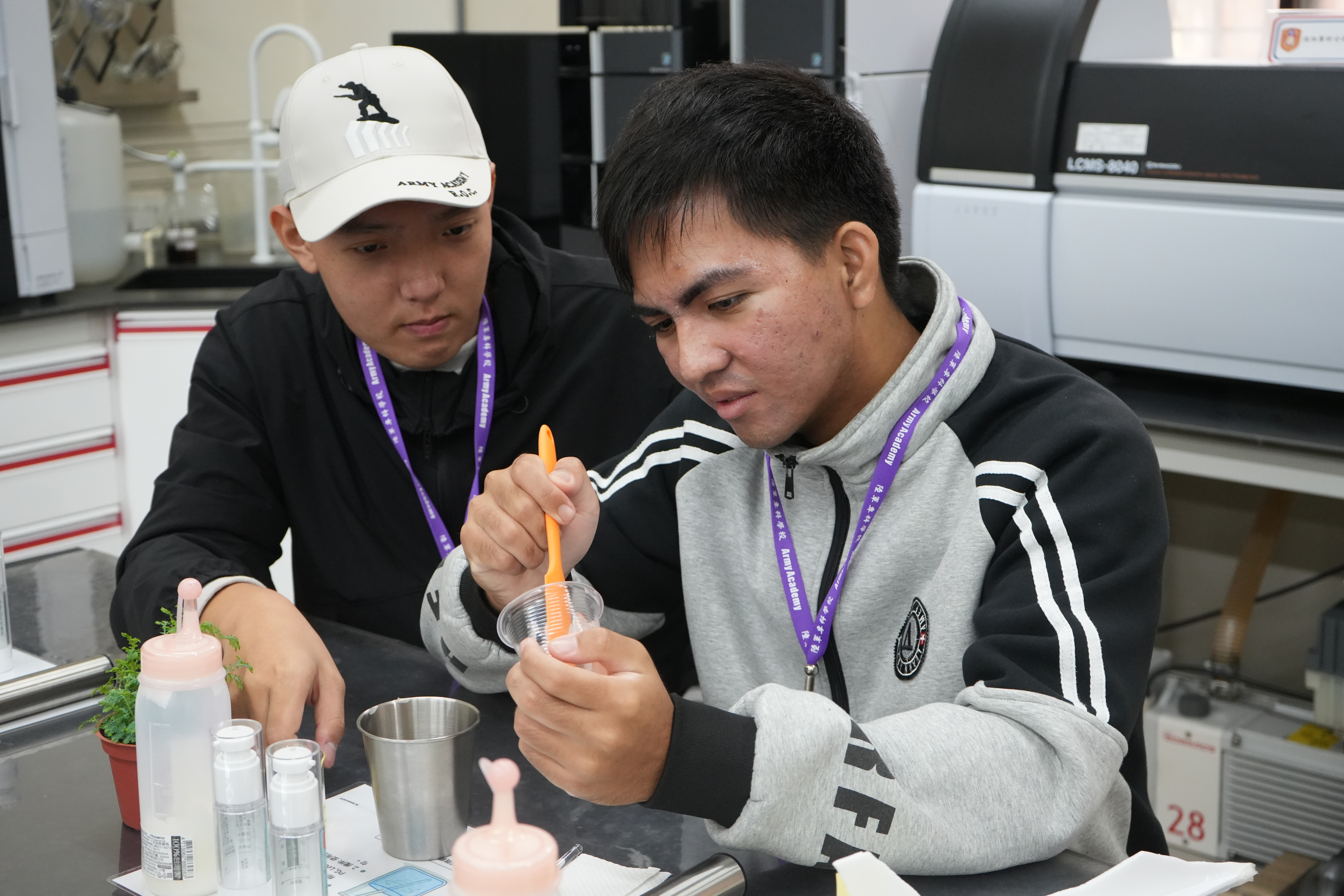 在科系體驗部份，學子於保健營養暨化學工程科體驗實作樣品調配作業。